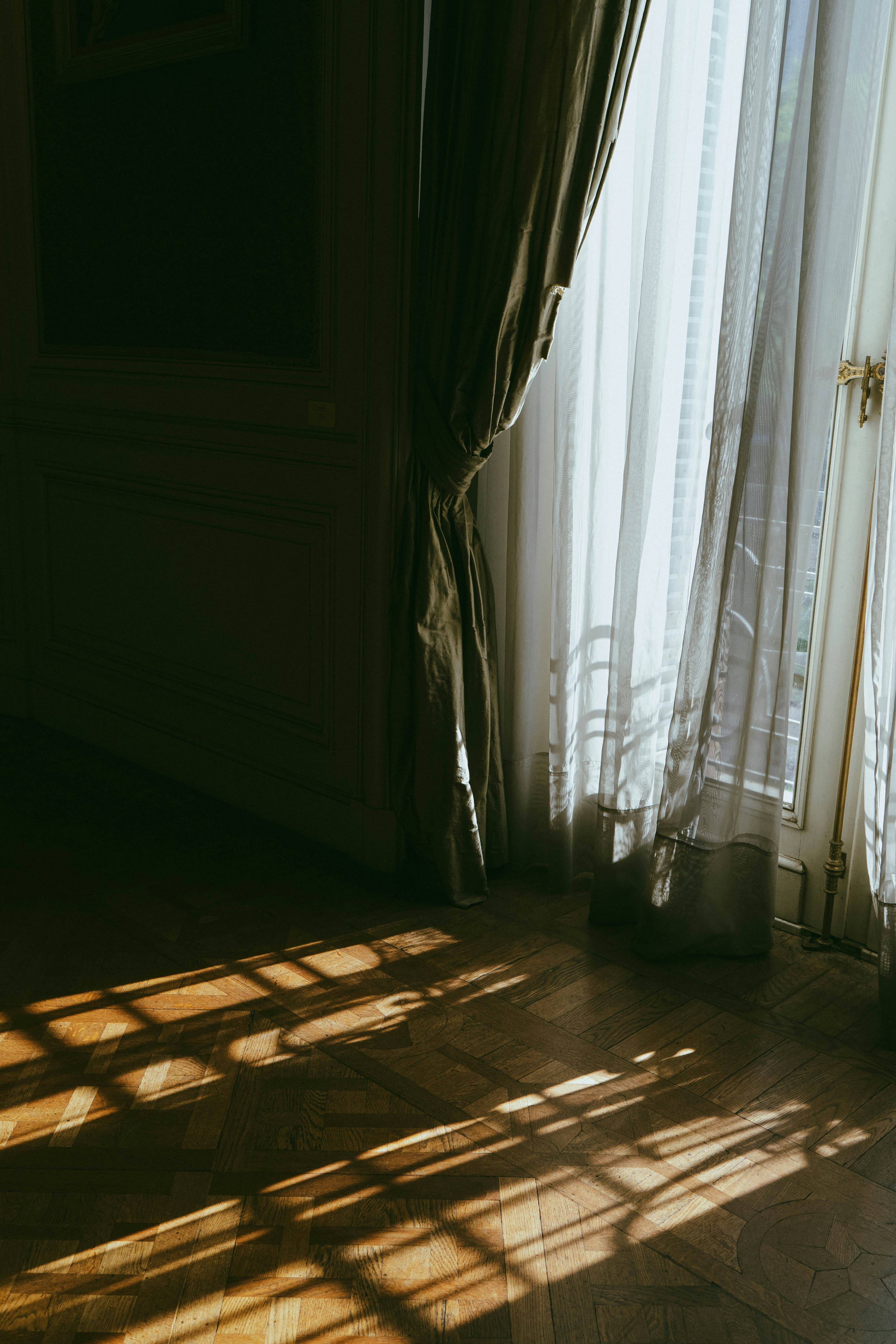 Cortinas blancas con luz de la mañana filtrándose