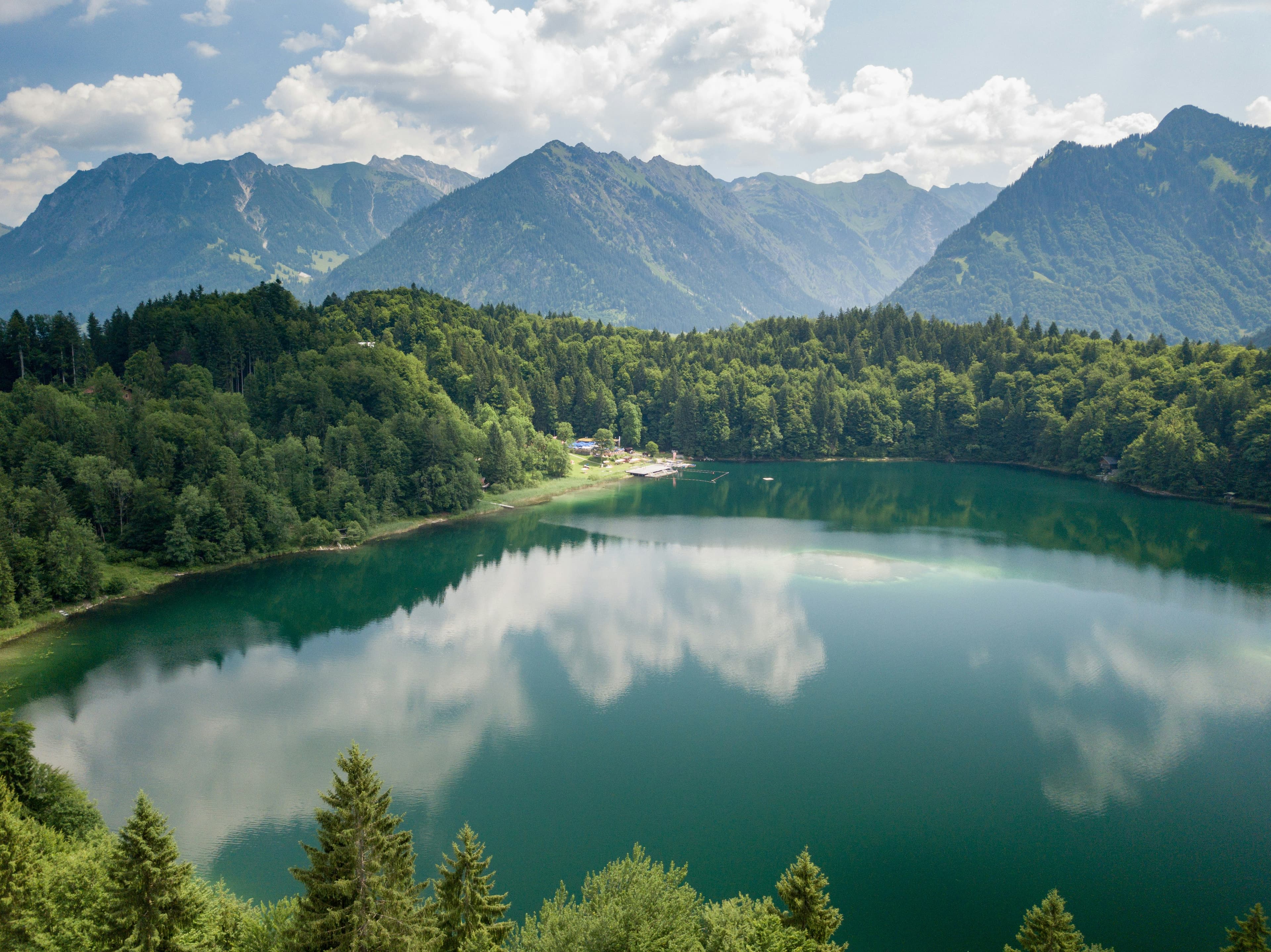 Lago sereno rodeado de montañas firmes