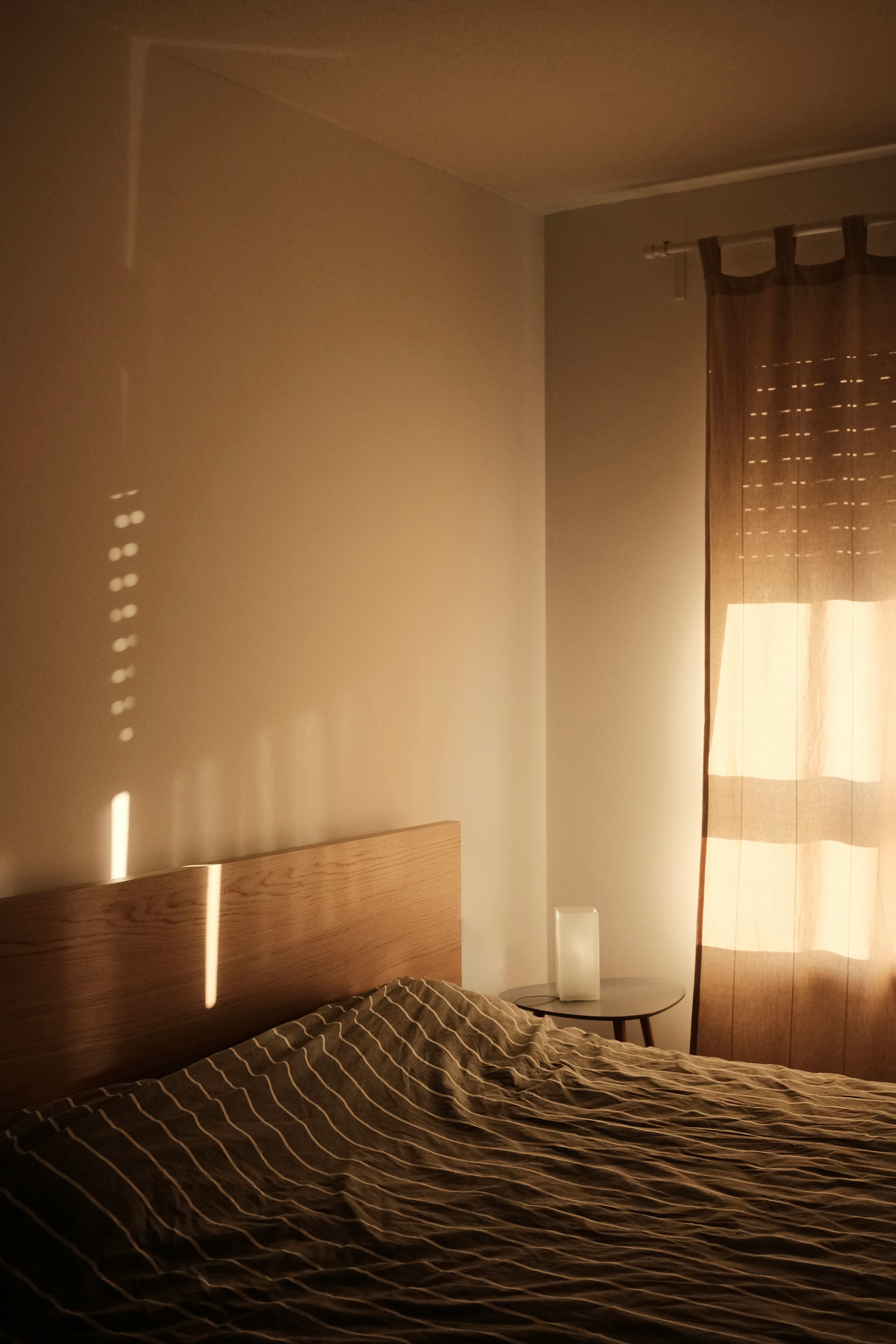 Habitación íntima en penumbra con sombras suaves