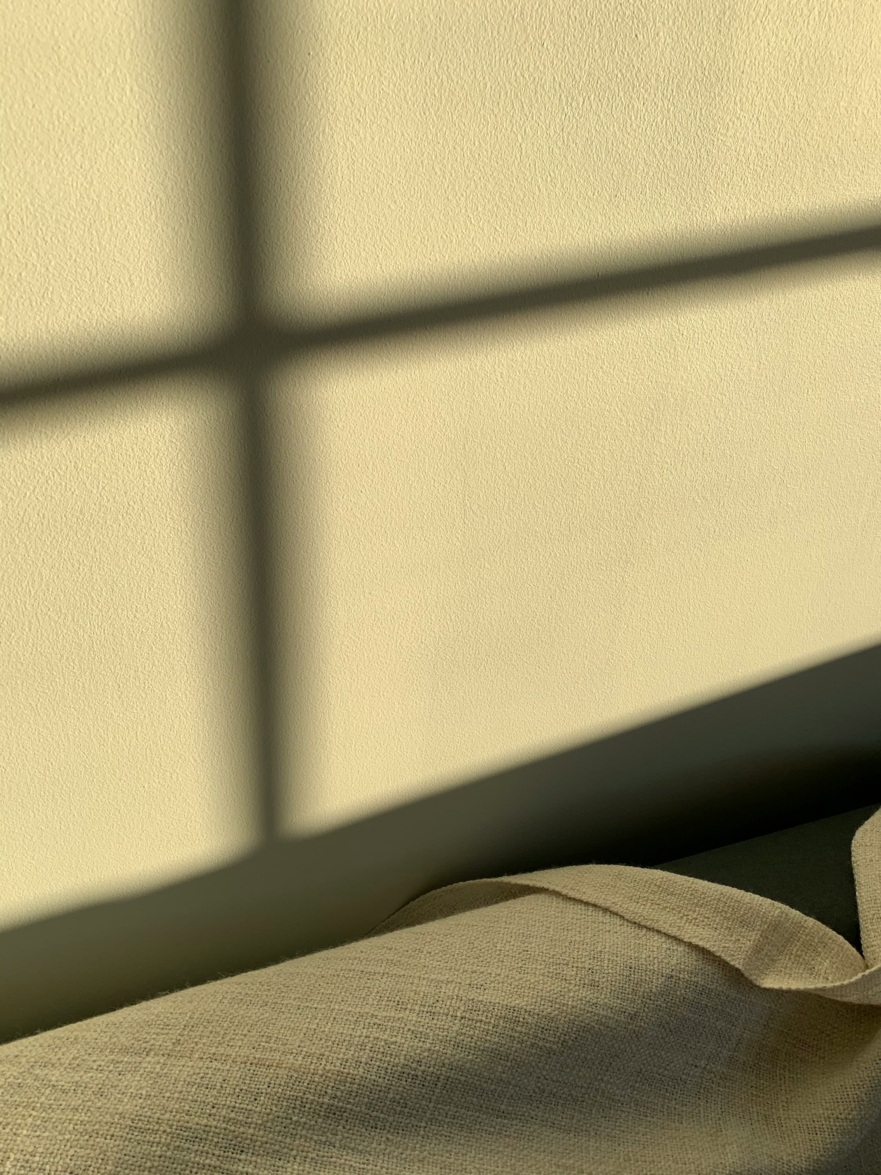Haz de luz cálida filtrándose a través de una ventana
